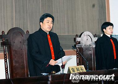 案件的审理情况被告人黄勇接受审判驻马店市中级人民法院在平舆公开