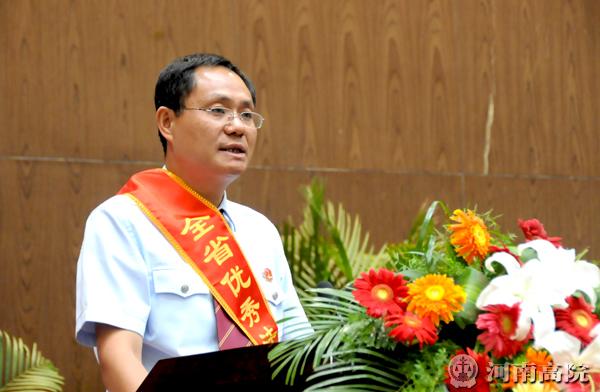 陈鉴作题为《如何在个案裁判中实现法律效果与社会效果的统一》的报告